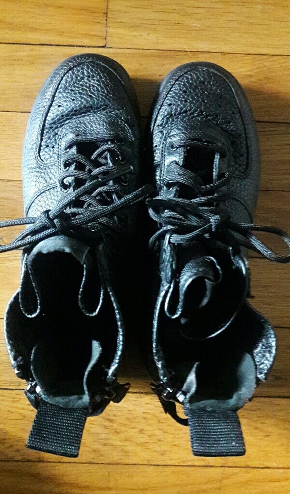 Mens Utility Div Goddess of Victory Nike Sneakers